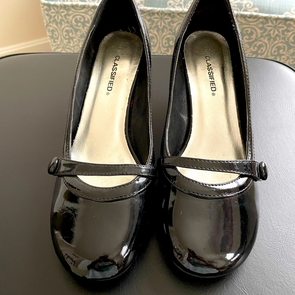 City Classified women size 7 black patent heels New!
